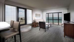 The Island House Hotel a Doubletree by Hilton的电视和/或娱乐中心