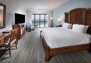 The Island House Hotel a Doubletree by Hilton客房内的一张或多张床位