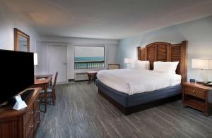 The Island House Hotel a Doubletree by Hilton客房内的一张或多张床位
