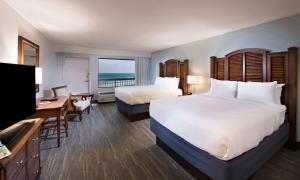 The Island House Hotel a Doubletree by Hilton客房内的一张或多张床位