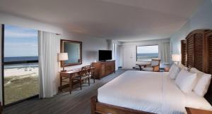 The Island House Hotel a Doubletree by Hilton客房内的一张或多张床位
