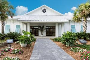The Island House Hotel a Doubletree by Hilton外面的花园