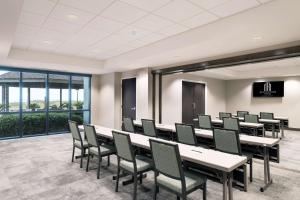 The Island House Hotel a Doubletree by Hilton的电视和/或娱乐中心