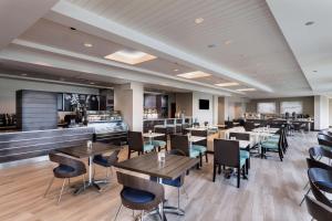 The Island House Hotel a Doubletree by Hilton餐厅或其他用餐的地方
