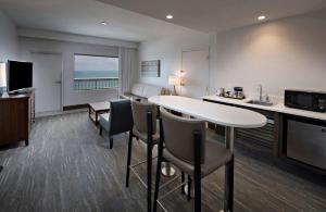 The Island House Hotel a Doubletree by Hilton的电视和/或娱乐中心
