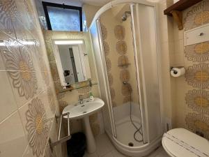 La salle de bains est pourvue d'une douche et d'un lavabo. dans l'établissement MAD di Mare di Arte Dormire, à Celle Ligure