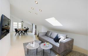 ein Wohnzimmer mit einer Couch und zwei Tischen in der Unterkunft Villa A&M 2 in Nin