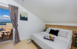 ein weißes Schlafzimmer mit Bett und Balkon in der Unterkunft Villa A&M 2 in Nin