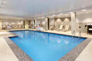 uma grande piscina com água azul num quarto de hotel em Hampton Inn Dover em Dover