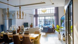 - une salle à manger avec une table et des chaises dans l'établissement Bincarung House Bogor, à Bogor