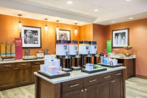 Hampton Inn & Suites Pasco/Tri-Cities, WA في West Pasco: محل تجميل مع كونتر مع زجاجات من أحمر الشفاه