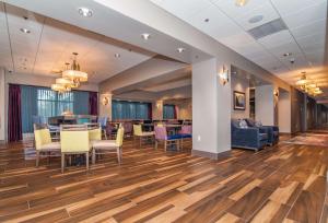 a lobby with a dining room and a waiting area at Hampton Inn Norwich in Norwich