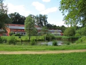 a building next to a river in front of a building at Ferienwohnung-Heidi in Kirschau