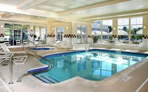una gran piscina en una habitación de hotel en Hilton Garden Inn Freeport Downtown en Freeport