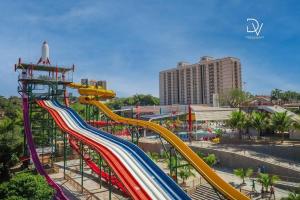 a roller coaster at a theme park in a city at Spazzio diRoma com Parque Aquático incluso in Caldas Novas
