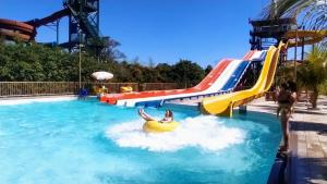 Bazén v ubytování Hotel Spazzio com Acesso Grátis Ao Acqua Park diRoma nebo v jeho okolí