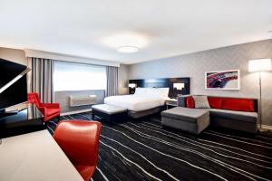 ein Hotelzimmer mit einem Bett und einem Sofa in der Unterkunft DoubleTree by Hilton Deadwood at Cadillac Jack's in Deadwood