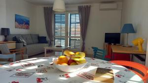 Televízia a/alebo spoločenská miestnosť v ubytovaní Apartman Nadia Seaview