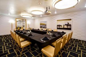 een vergaderzaal met een lange tafel en stoelen bij DoubleTree by Hilton Deadwood at Cadillac Jack's in Deadwood