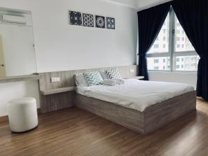 Säng eller sängar i ett rum på 2 bedrooms with balcony@ saville cheras