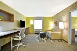 Home2 Suites By Hilton Rapid City客房内的一张或多张床位