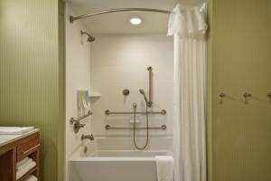 Home2 Suites By Hilton Rapid City的一间浴室