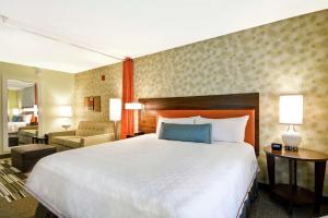 Home2 Suites By Hilton Rapid City客房内的一张或多张床位