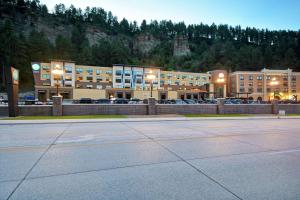 ein großes Gebäude mit davor geparkt in der Unterkunft Tru By Hilton Deadwood in Deadwood