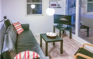ein Wohnzimmer mit einem Sofa und einem TV in der Unterkunft Awesome Home In Grenaa With Kitchen in Grenå