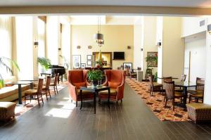hol ze stołami i krzesłami w hotelu w obiekcie Hampton Inn & Suites Redding w mieście Redding