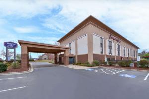 加纳Hampton Inn Raleigh Clayton I-40 Garner的享有购物中心正面景色,设有一座大楼