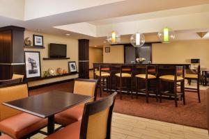 Hampton Inn Raleigh Clayton I-40 Garner的厨房或小厨房