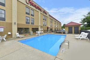 una piscina di fronte a un hotel di Hampton Inn Raleigh Clayton I-40 Garner a Garner