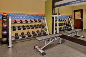 Hampton Inn Raleigh Clayton I-40 Garner的健身中心和/或健身设施