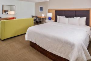 Hampton Inn Raleigh Clayton I-40 Garner客房内的一张或多张床位