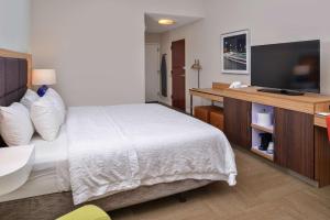 Hampton Inn Raleigh Clayton I-40 Garner的电视和/或娱乐中心