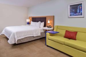 加纳Hampton Inn Raleigh Clayton I-40 Garner的配有床和沙发的酒店房间 更多32张照片