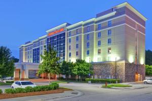 eine Darstellung der Vorderseite eines Hotels in der Unterkunft Hampton Inn & Suites Crabtree in Raleigh