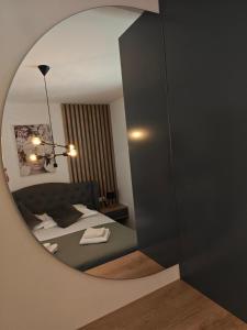 - une chambre avec un lit et un miroir dans l'établissement Honoris Apartment - Brand new - Private parking - 90 m from the beach- Terrace, à Slano