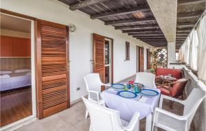 une salle à manger avec une table et des chaises blanches dans l'établissement Gorgeous Apartment In Capo Rizzuto With House Sea View, à Capo Rizzuto