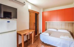 - une petite chambre avec un lit et un bureau dans l'établissement Gorgeous Apartment In Capo Rizzuto With House Sea View, à Capo Rizzuto