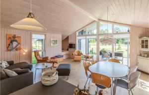 un soggiorno con divano e tavolo di Amazing Home In Nykbing Sj With Wifi a Nykøbing Sjælland