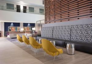 Embassy Suites by Hilton Raleigh Crabtree的休息区