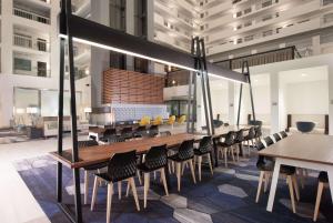 Embassy Suites by Hilton Raleigh Crabtree餐厅或其他用餐的地方
