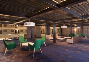 Embassy Suites by Hilton Raleigh Crabtree餐厅或其他用餐的地方