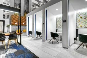Embassy Suites by Hilton Raleigh Crabtree的休息区