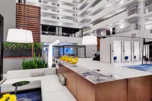 Embassy Suites by Hilton Raleigh Crabtree的休息区