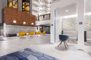 Embassy Suites by Hilton Raleigh Crabtree的休息区