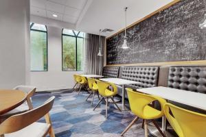 Embassy Suites by Hilton Raleigh Crabtree的休息区