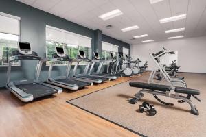 Embassy Suites by Hilton Raleigh Crabtree的健身中心和/或健身设施